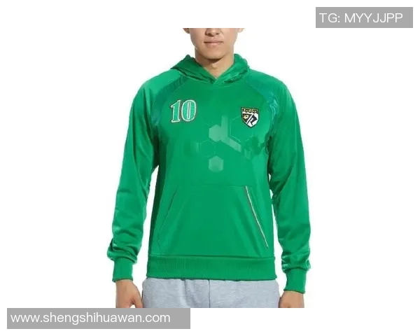 足球球星卫衣落肩穿搭技巧解读时尚潮流与运动风的完美融合